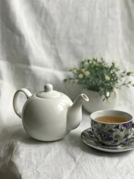 Vintage-Stillleben mit einer Tasse Tee und einer Teekanne — Stockfoto