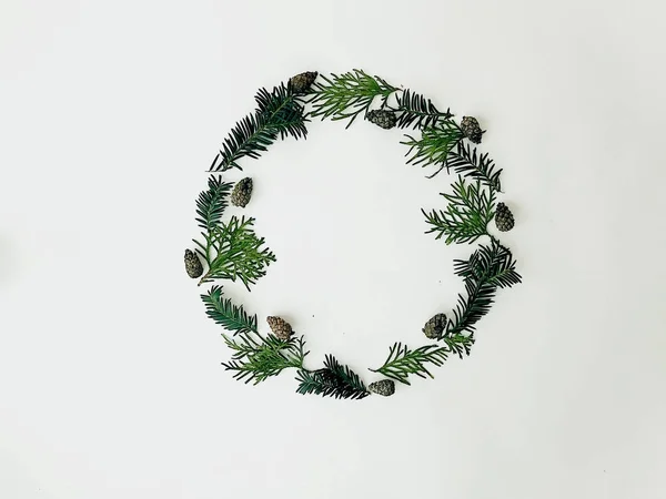 Christmas round frame of natural branches and pines. New year border with copy space. Winter wreath. Flat lay, top view. — Stock Photo, Image