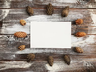 Çam kozalakları ve metin için yer ile ahşap arka plan Christmas. Kopya alanı ile yeni yıl kompozisyon.