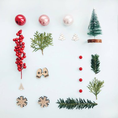 Kış dekorasyon yapılmış yaratıcı Noel düzeni. Düz yatıyordu, en iyi görünüm. Doğa yeni yıl kavramı.