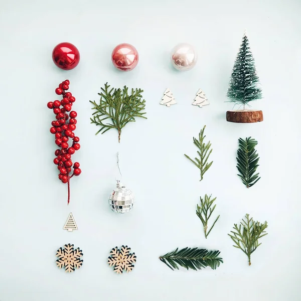 Creatieve Kerstmis Lay Out Gemaakt Van Winter Decoratie Plat Lag — Stockfoto