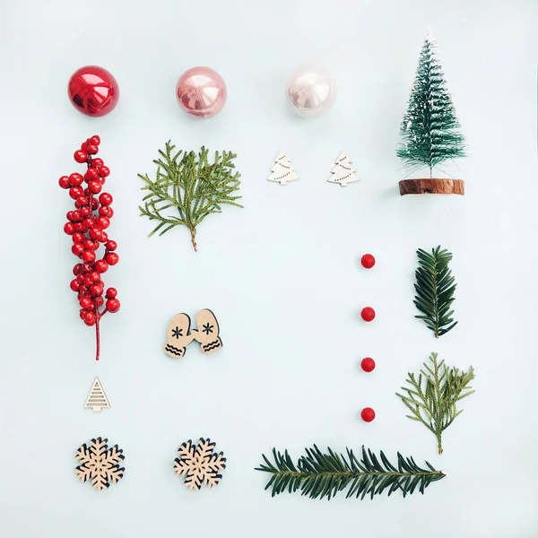 Creatieve Kerstmis Lay Out Gemaakt Van Winter Decoratie Plat Lag — Stockfoto