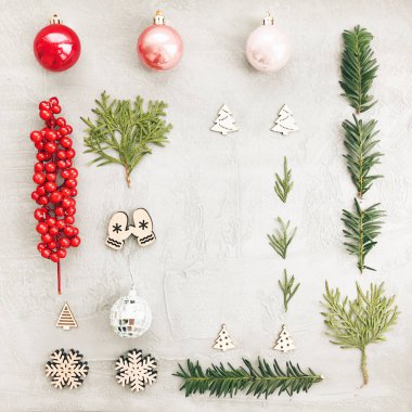 Noel ve yeni yıl kompozisyon. Çamın dalları ve Noel süslemeleri ile tatil kavramı. Noel arka plan. Düz yatıyordu, en iyi görünümü