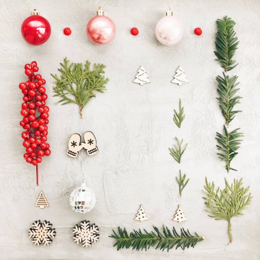 Noel ve yeni yıl kompozisyon. Çamın dalları ve Noel süslemeleri ile tatil kavramı. Noel arka plan. Düz yatıyordu, en iyi görünümü