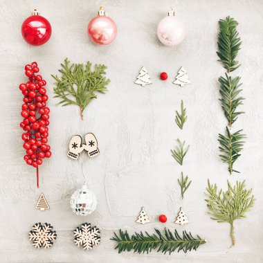 Noel ve yeni yıl kompozisyon. Çamın dalları ve Noel süslemeleri ile tatil kavramı. Noel arka plan. Düz yatıyordu, en iyi görünümü