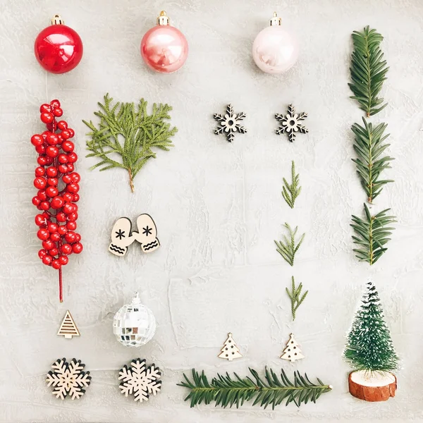 Noel ve yeni yıl kompozisyon. Çamın dalları ve Noel süslemeleri ile tatil kavramı. Noel arka plan. Düz yatıyordu, en iyi görünümü