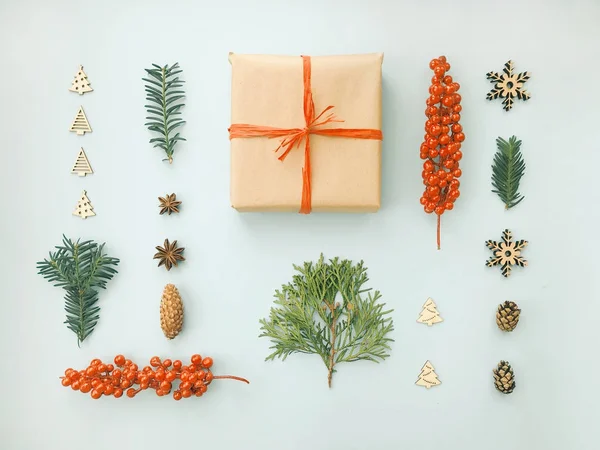 Kerstmis Nieuwjaar Samenstelling Gift Van Kerstmis Pijnboomtakken Decoraties Lichte Achtergrond — Stockfoto