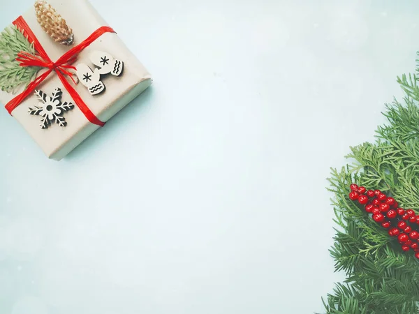Kerstmis Achtergrond Kerstcadeau Geschenkdoos Met Versieringen Fir Boomtakken Mandarijnen Lichte — Stockfoto