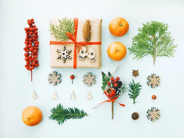 Kerstmis Nieuwjaar Samenstelling Gift Van Kerstmis Pine Boomtakken Mandarijnen Decoraties — Stockfoto