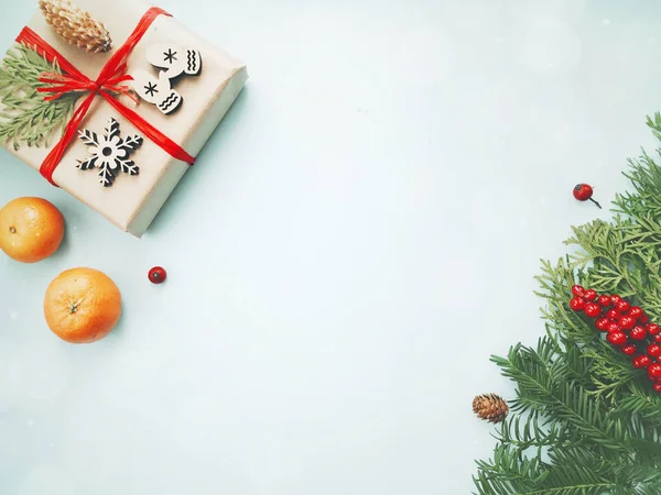 Kerstmis Achtergrond Kerstcadeau Geschenkdoos Met Versieringen Spar Boomtakken Lichte Achtergrond — Stockfoto