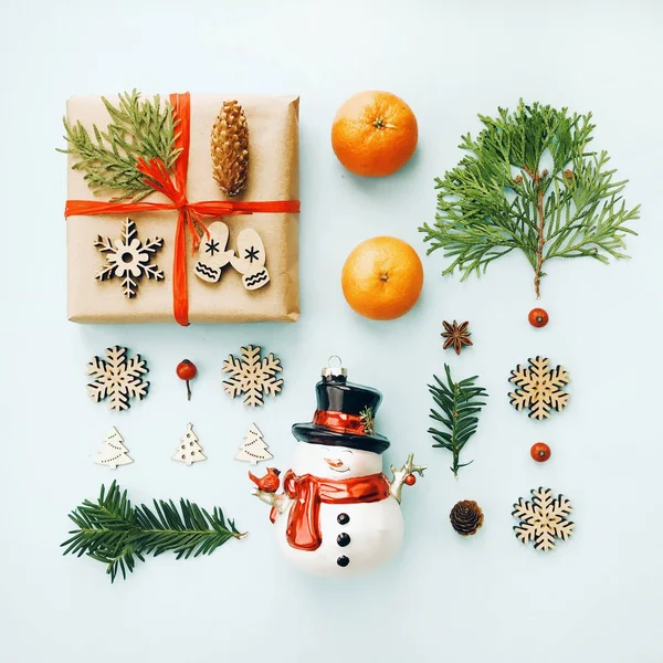 Kerstmis Nieuwjaar Samenstelling Gift Van Kerstmis Pine Boomtakken Mandarijnen Decoraties — Stockfoto