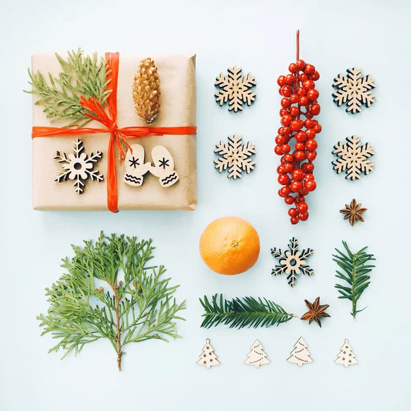 Kerstmis Nieuwjaar Samenstelling Gift Van Kerstmis Pine Boomtakken Mandarijnen Decoraties — Stockfoto