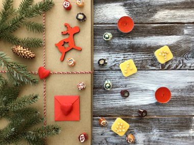 Kış düz lay ile romantik dekorasyon: hediye kutusu, tatlılar ve köknar ahşap arka plan dallarda. Sevgililer günü kompozisyon, üstten görünüm. Aşk veya tebrik kavramı. 