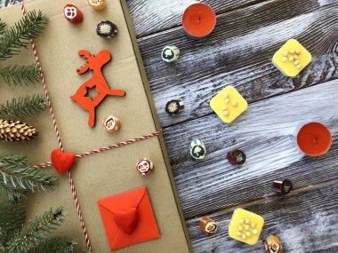 Kış düz lay ile romantik dekorasyon: hediye kutusu, mumlar, tatlılar ve köknar ahşap antika arka plan dallarda. Sevgililer günü kompozisyon, üstten görünüm. Aşk veya tebrik kavramı. 