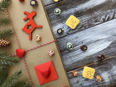 Kış düz lay ile romantik dekorasyon: hediye kutusu, tatlılar ve çam dalları ahşap arka plan üzerinde. Sevgililer günü kompozisyon, üstten görünüm. Aşk veya tebrik kavramı. 