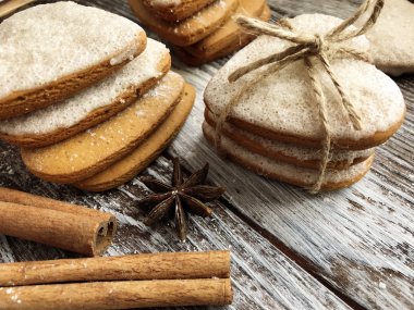 Kalp tarçın ve anason vintage ahşap zemin üzerine zencefil kurabiye şeklinde. Ev yapımı destek. Aşk ya da Sevgililer günü düzen. Düz yatıyordu.