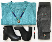 Dámská móda, oblečení a doplňky. Ležérní styl plochý laických Ženský zimní vypadat leginy, Pomáda, korálky, modrý svetr a stylové boty. Pohled shora.