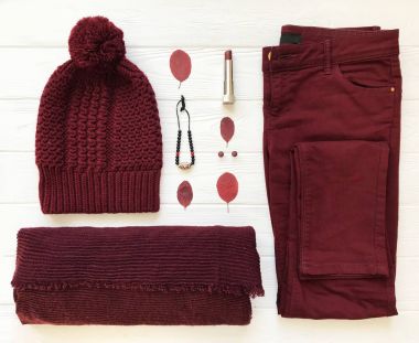 Kadın moda kumaş ve aksesuarları. Düz yatıyordu kadın kış rahat tarzı sıcak eşarp, kot pantolon, kapağı, pomad, marsala renkli bileklik ile bak. Üstten Görünüm.