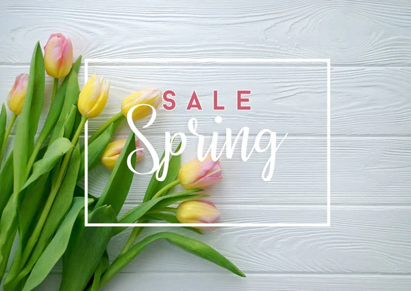 Concepto Spring Sale Preciosas Flores Tulipán Sobre Fondo Madera Blanca — Foto de Stock