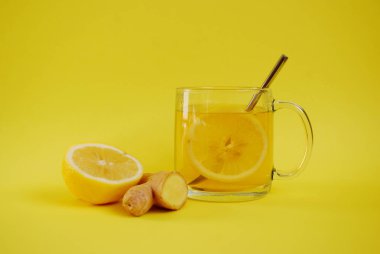 Limon ve bal pastel Sarı zemin üzerine sıcak zencefil çayı fincan. Sağlık, tedavi ve diyet kavramı. Kopya alanı, seçici odak.