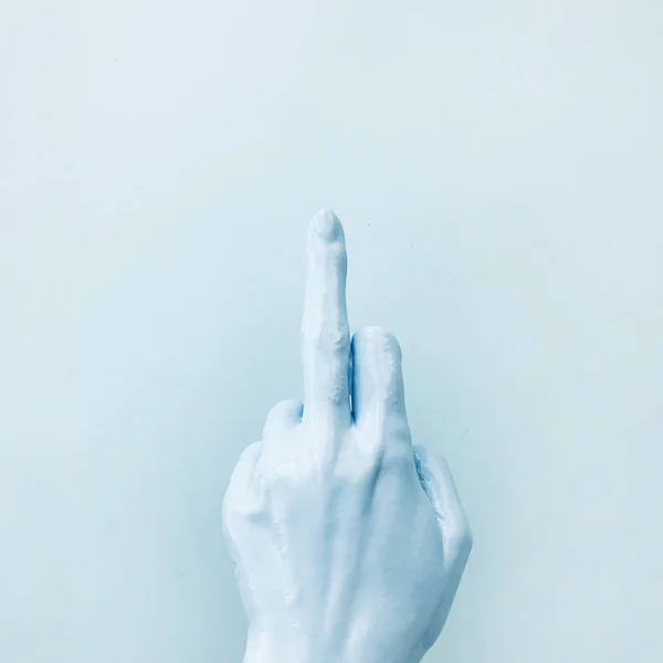 Ręka Niebieskiej Farby Pokazuje Gest Agresywne Środkowy Palec Minimalne Moda — Zdjęcie stockowe