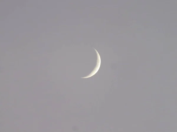 Luna Nuestro Satélite Iluminado Por Sol Convierte Una Hoz Cielo —  Fotos de Stock