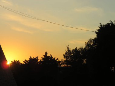 Gün batımı, doğayla antik duvarlar arasında bir gün batımı.