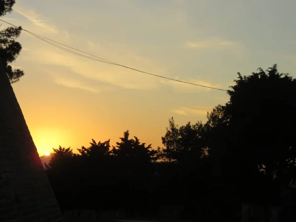 Puesta Sol Una Puesta Sol Entre Naturaleza Las Antiguas Paredes — Foto de Stock