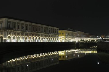 Noel ışıkları, Noel yaklaşıyor ve şehir onu en iyi şekilde karşılamak için aydınlanıyor.