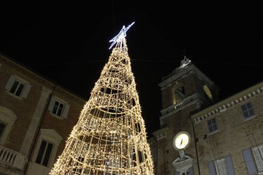 Noel ışıkları, Noel yaklaşıyor ve şehir onu en iyi şekilde karşılamak için aydınlanıyor.
