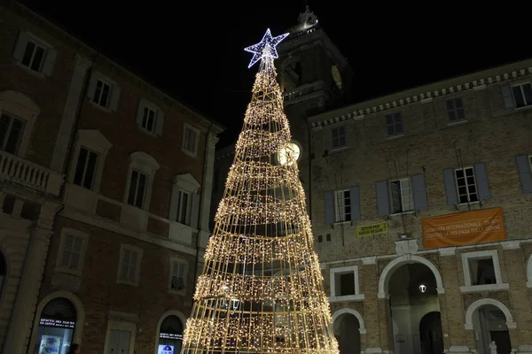 Luces Navidad Navidad Acerca Ciudad Ilumina Para Recibirla Mejor Momento — Foto de Stock