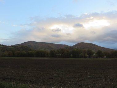 Dağ manzarası, vahşi doğa ve nefes kesen manzara ve bize her seferinde dağı veren şey. 