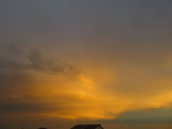 Moln Vid Solnedgången Färgerna Himlen Förändras Många Gånger Kvällen Närmar — Stockfoto
