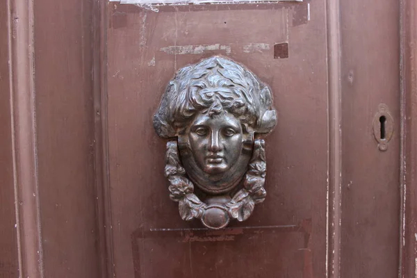 Door knockers, once used to knock on doors and gates so as not to use fingertips and to avoid getting hurt today, many use them for beauty