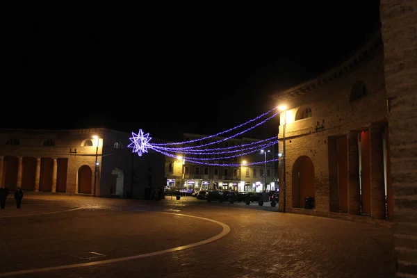 Kerstverlichting Stad Bereidt Zich Voor Kerstmis Ontvangen Licht Met Een — Stockfoto