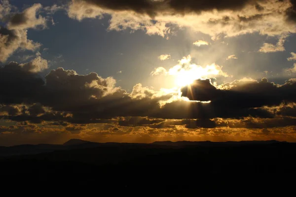 Sonnenaufgang Zwischen Den Wolken Himmel Und Den Sonnenstrahlen Die Sie — Stockfoto