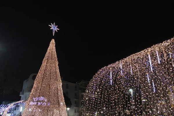 Χριστουγεννιάτικα Φώτα Πόλη Ετοιμάζεται Λάβει Χριστούγεννα Και Ανάβει Ένα Άπειρο Φωτογραφία Αρχείου