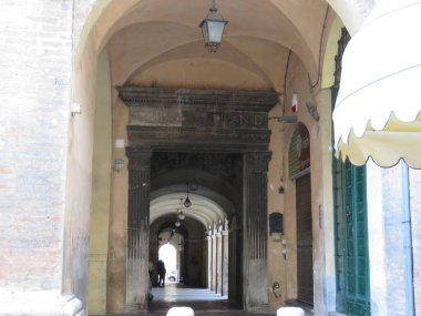 Tarihsel detaylar, İtalya ve ötesindeki en eski ülkeler, tarih ve kültürün detaylarıyla dolu bu muhteşem mimarilere sahiptir. 