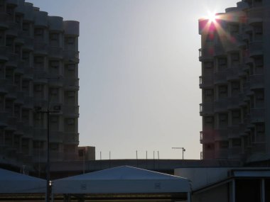 Güneş parlıyor, güneş ışınlarıyla gizleniyor dokundukları her şeyi renklendiriyor.