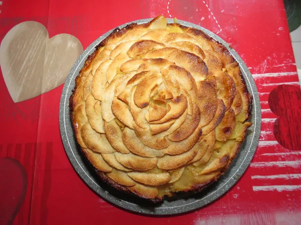 Apple pie, the most classic of the cakes changes only the shape but the taste of the apples is always present