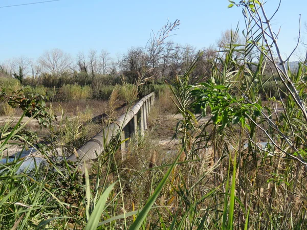 Homem Natureza Uma Paisagem Entre Natureza Construções Feitas Pelo Homem — Fotografia de Stock