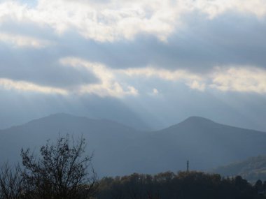 Dağlık arazi, dağların efendilerin muazzam büyüklüklerini gösterdiği yer mi?