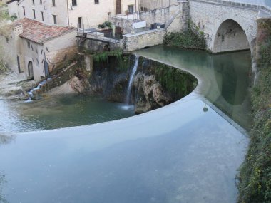 Antik kilise, özellikle İtalya 'da, ama dünyanın her yerinde, en eskileri tarih ve dini kültürlerle dolu. 