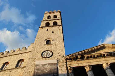 Antik kilise, özellikle İtalya 'da, ama dünyanın her yerinde, en eskileri tarih ve dini kültürlerle dolu. 