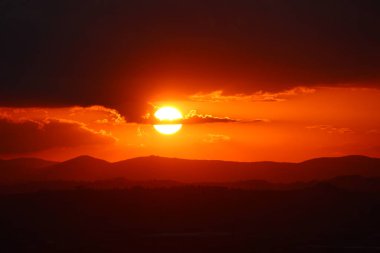 Gün batımında gökyüzünün renkleri çok yoğundur ve bulutlar her zaman bu ekstra detayı verir. 