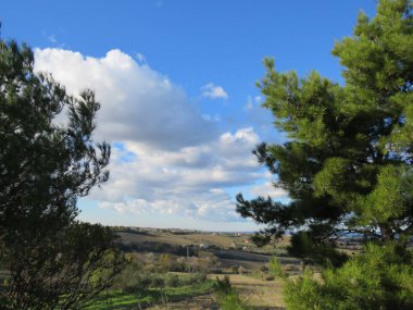 Bulutlu arazi, rüzgarın yardımıyla bulutlar sıklıkla şekillerini değiştirirler. Her zaman manzaranın görünümünü değiştirirler.