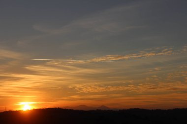 Günbatımı rengi, kış günbatımının renkleri biraz daha az yoğun ama her zaman güzel ve gün batımına özgü tepeliktir.