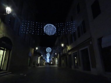 Noel süslemeleri, Noel 'de bütün şehirler küçük renkli ışıklarla aydınlanır ve parlak dansa yol verirler.