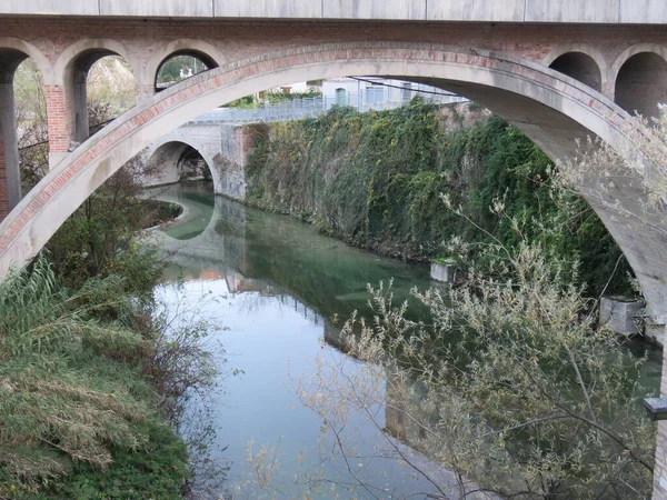 Arch Híd Szerkezet Készült Hogy Ellenálljon Hatalom Folyó Hatalmas Oszlopok — Stock Fotó