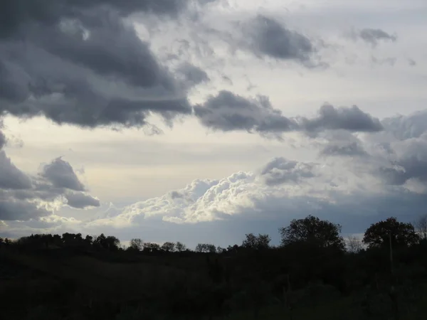 多云的风景 云朵在风中的帮助下 常常改变着它们的形状 总是改变着风景的面貌 — 图库照片